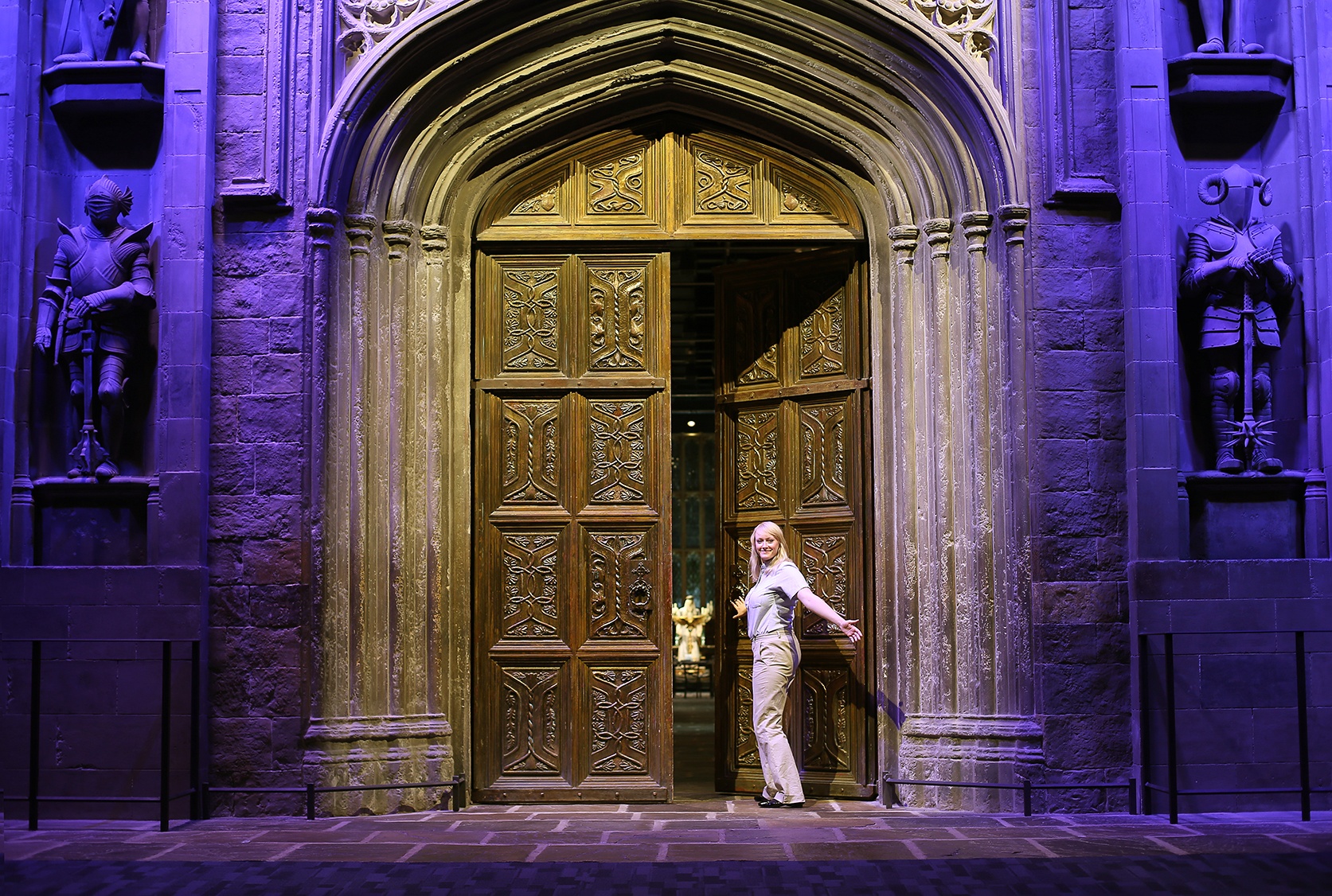 Interactor in front of Great Hall doors (CREDIT 2016 Warner Bros. Entertainment Inc).jpg